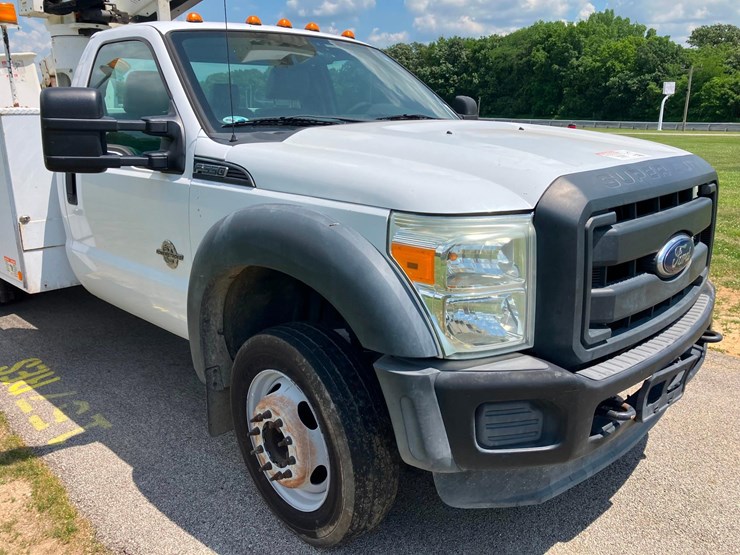 2015-f-550-bucket-truck.-image-1