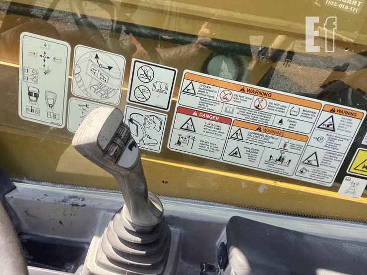 2021-caterpillar-tl1055-image-19