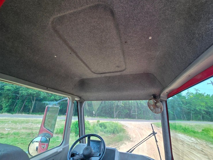 2015-ottawa-yard-spotter-truck---cummins-diesel,-allison-6-speed,-hydraulic-air-fifth-wheel-image-23