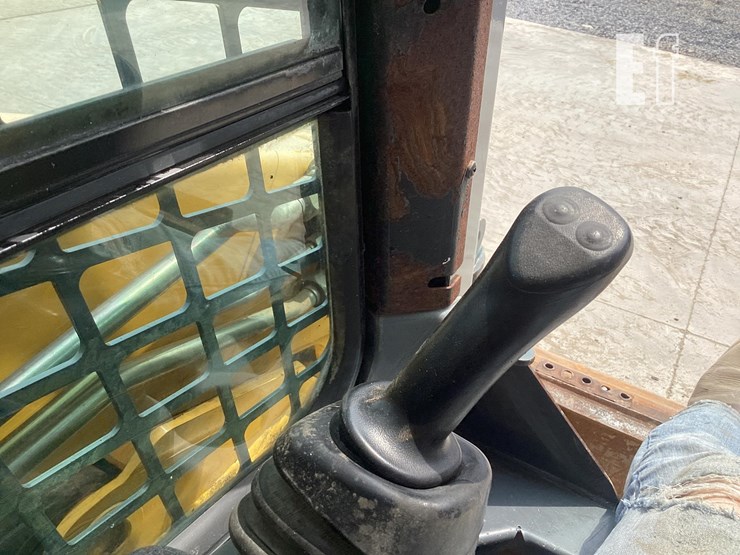 2012-gehl-v270-image-16