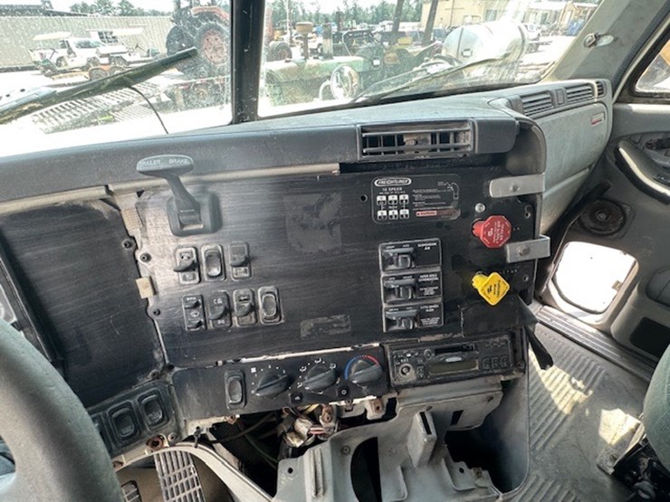 #217-•-2004-freightliner-columbia-image-54