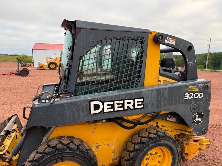 2010-deere-320d-image-10
