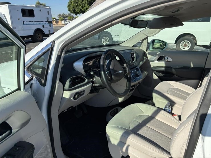2020-chrysler-pacifica-image-11