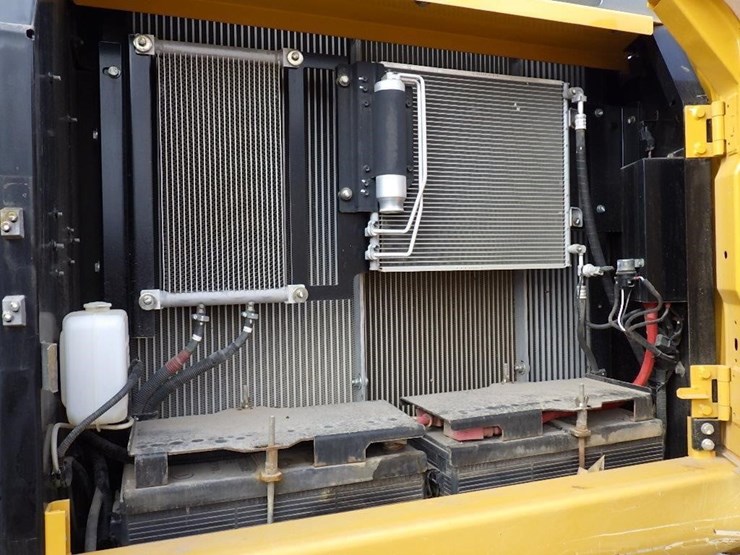 2016-deere-300g-lc-image-14