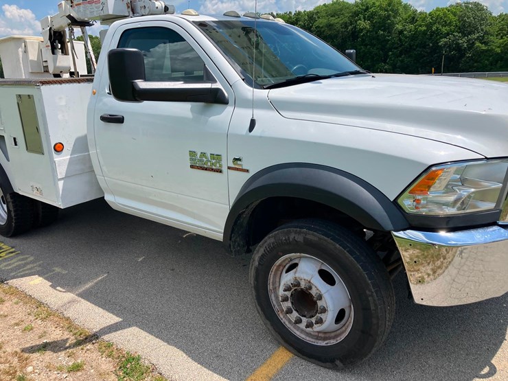 2015-dodge-5500-4x4-bucket-truck-image-1