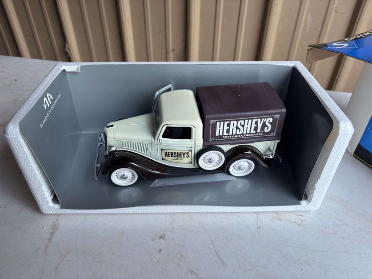 (2)-hershey-chocolate-1930's-ford-trucks-image-7