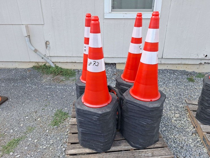 approx-(50)-unused-traffic-safety-cones-image-1