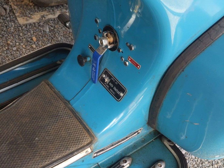 baja-chetak-250cc-scooter-non-runner-image-3