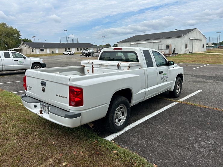 2010-dodge-dakota-image-3