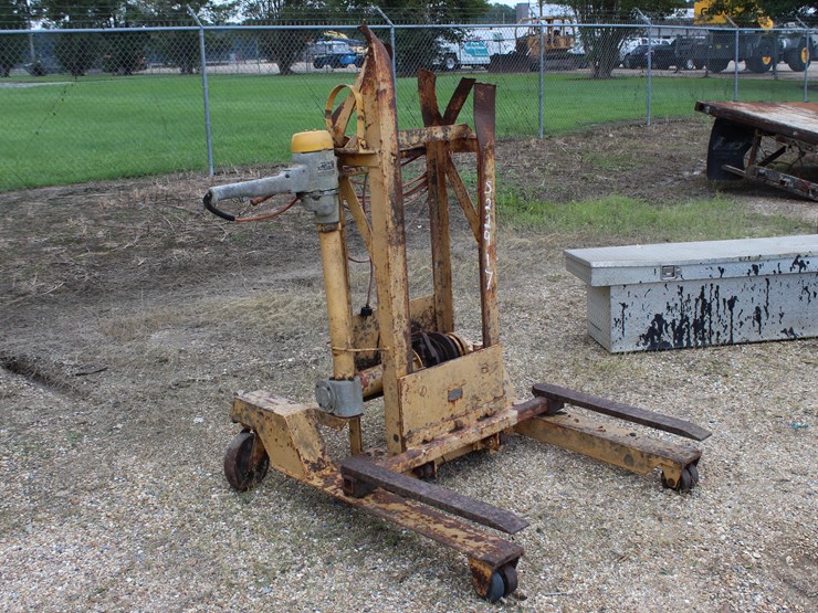 #1647-•-lift-with-electric-winch-and-motor,-wheel-mtd-image-2