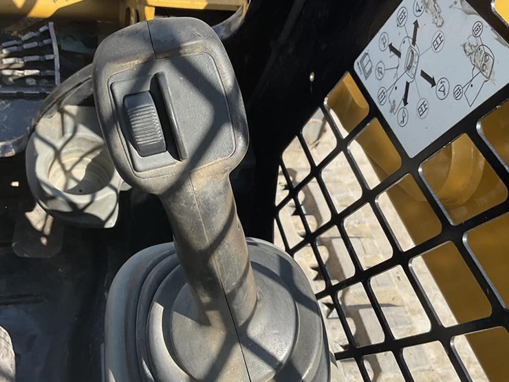 2016-caterpillar-259d-image-16
