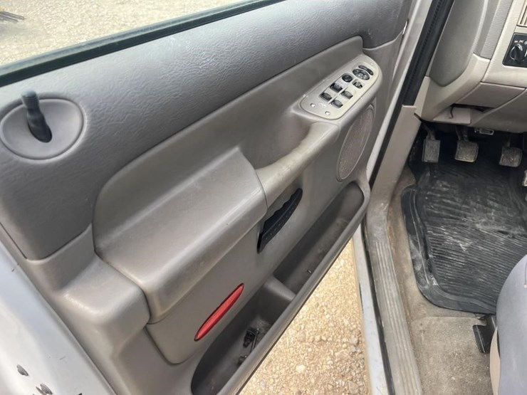 2004-dodge-1500-image-14