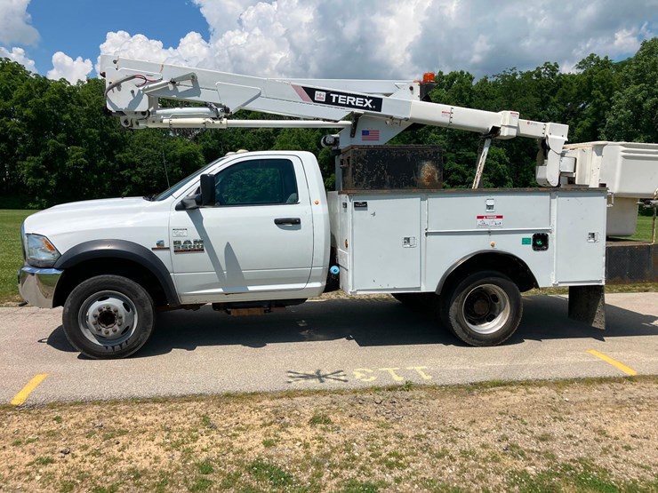 2015-dodge-5500-4x4-bucket-truck-image-3