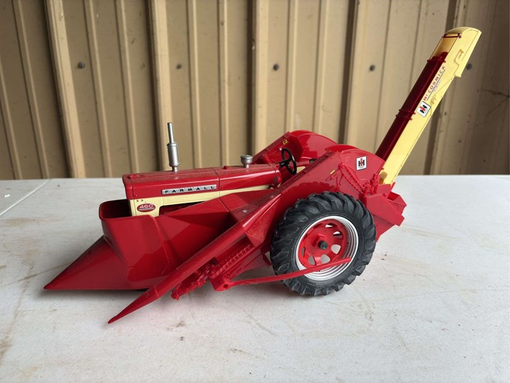 1/16-farmall-460-w/2-row-mounted-corn-picker-image-2