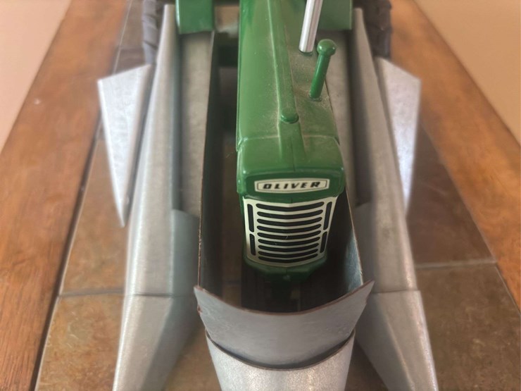 1/16-oliver-770-w/mounted-corn-picker-custom-image-10