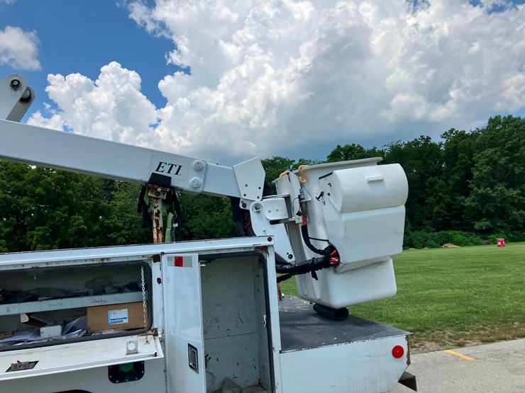 2013-f-550-bucket-truck-image-10