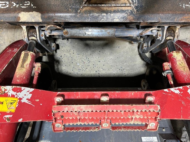 2023-takeuchi-tl12r2-image-10
