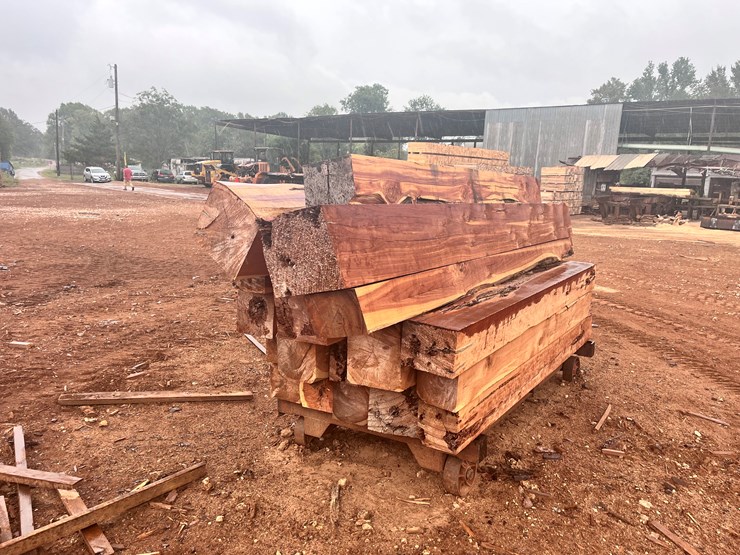 #1041-•-1-full-bunk-of-low-grade-red-cedar-timbers.-12x12-8x8-in-size,-8-12’-long-image-1