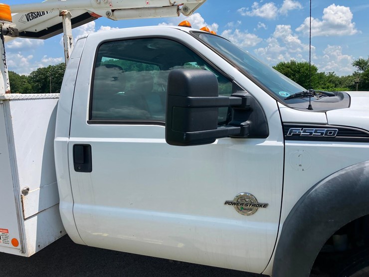 2015-f-550-bucket-truck.-image-3