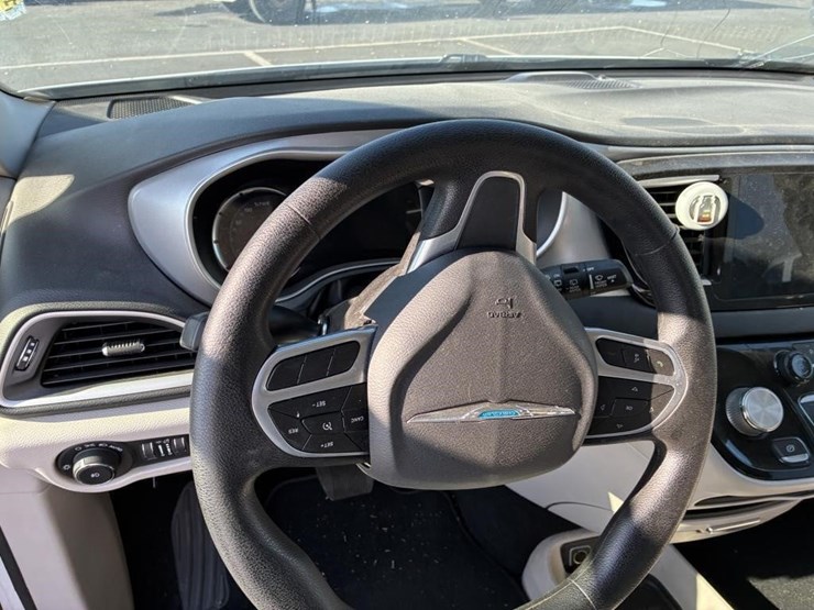 2020-chrysler-pacifica-image-13