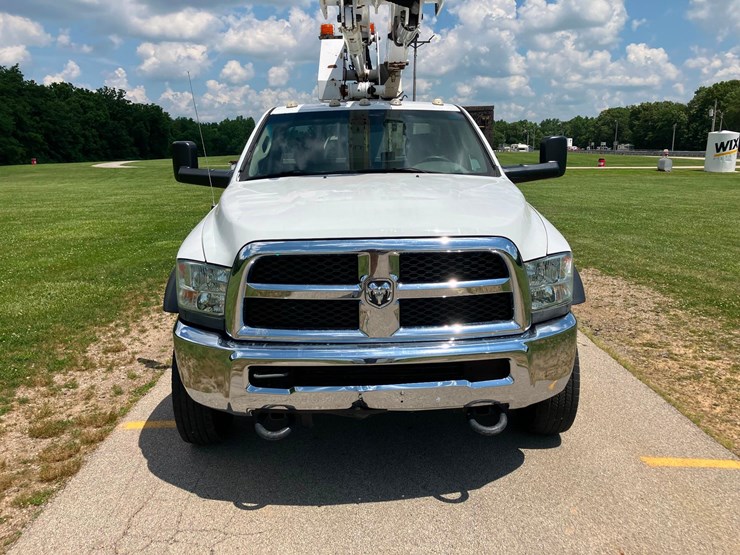 2015-dodge-5500-4x4-bucket-truck-image-2