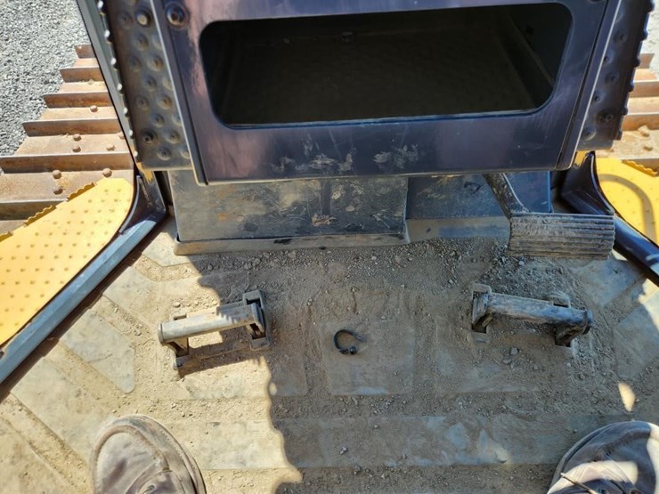 2023-deere-700l-image-44