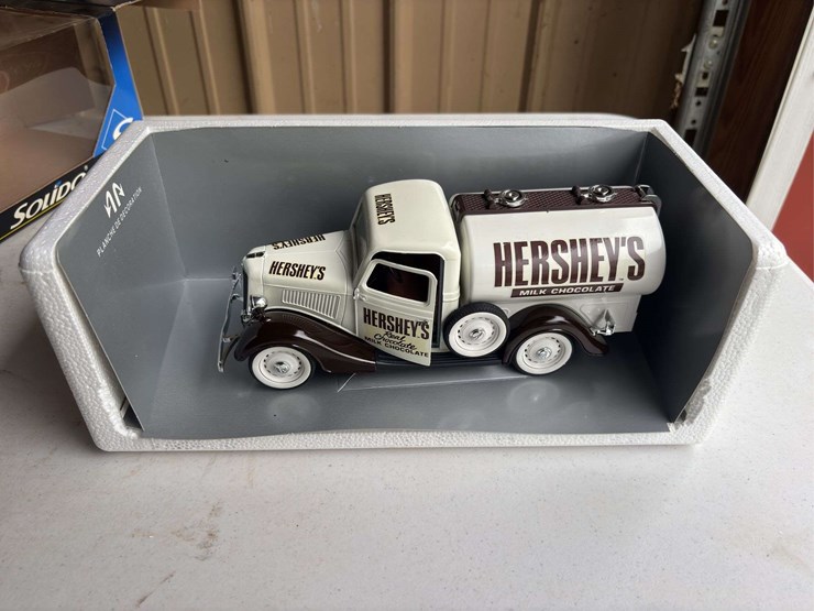 (2)-hershey-chocolate-1930's-ford-trucks-image-18