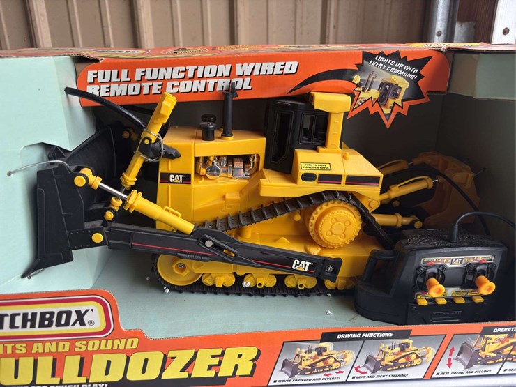 (3)-cat-bulldozer-remote-control-and-vehicle-models-image-4