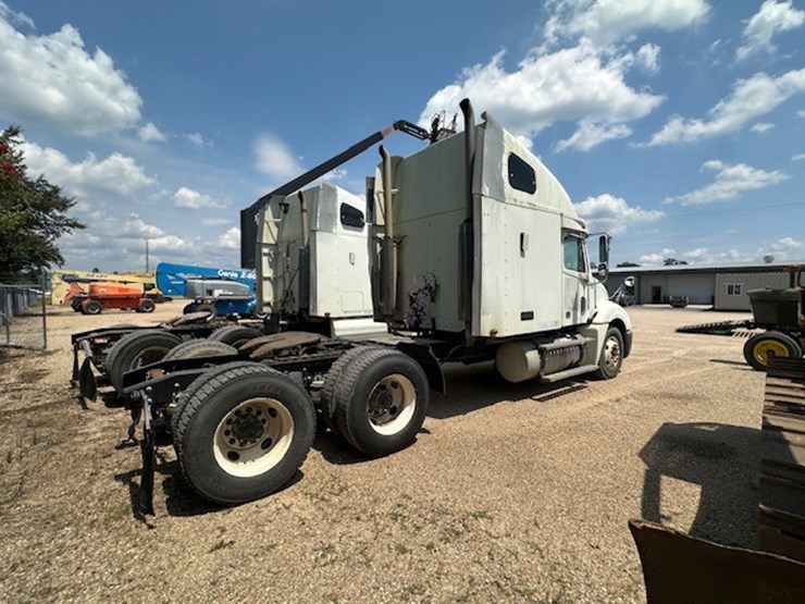 #217-•-2004-freightliner-columbia-image-3