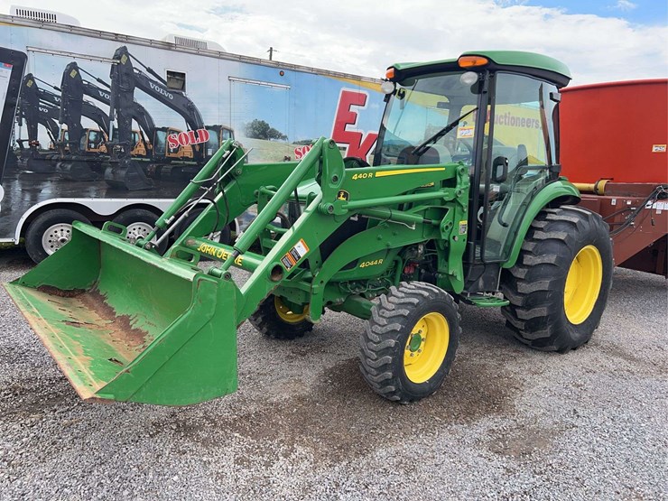 john-deere-4044r-image-8