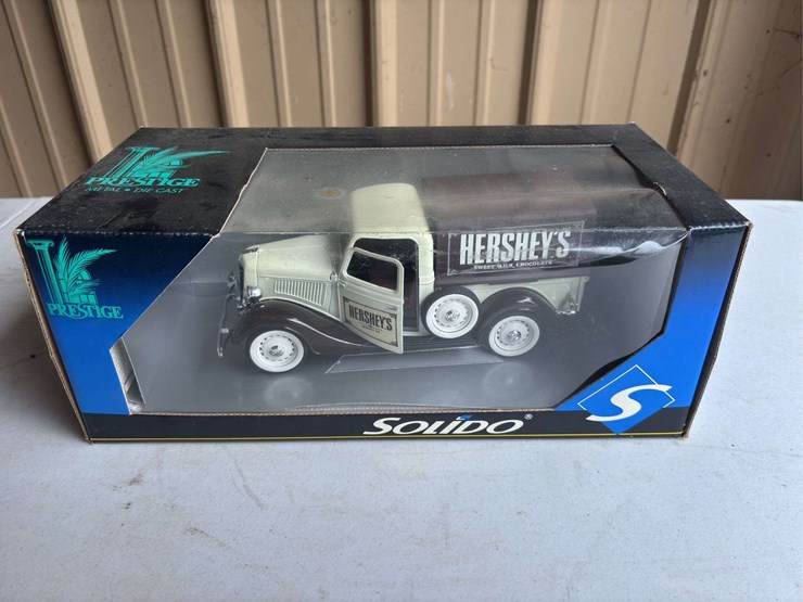 (2)-hershey-chocolate-1930's-ford-trucks-image-2