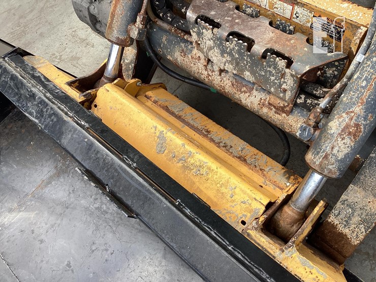 2015-deere-323e-image-10