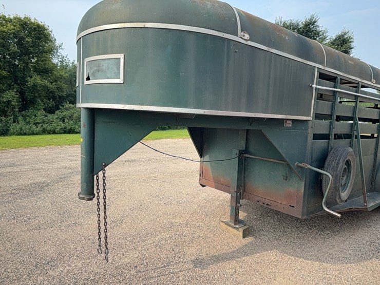 1976-stock-trailer-6’-x-16’-pen-space-+-front-storage,-fifth-wheel,-tandem-axle,-**no-title**-image-2