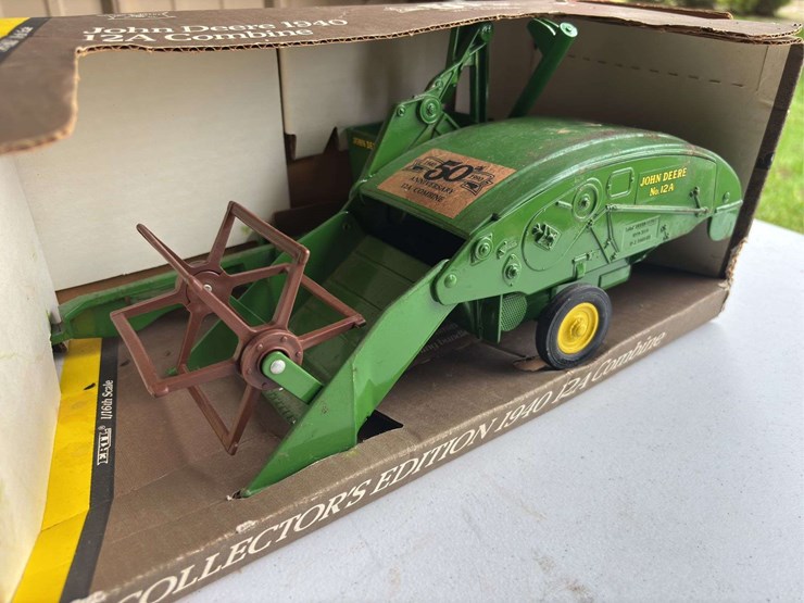 (2)-1/16-john-deere-12a-combine-and-1/32-40-series-tractor-nib-ertl-image-3