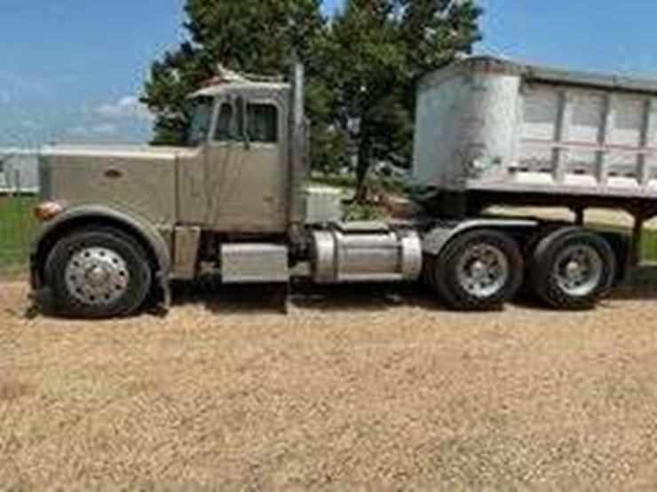 1983-peterbilt-400-semi-truck-image-2