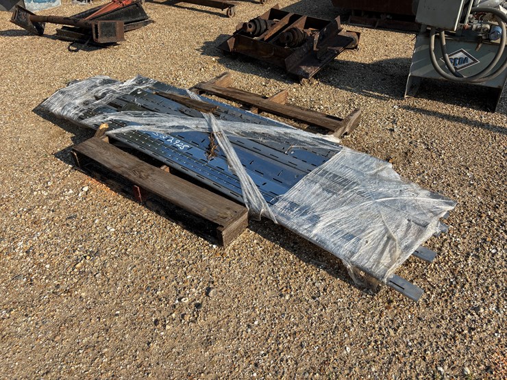 #1623-•-pallet-with-assorted-stainless-steel-hinges-image-2