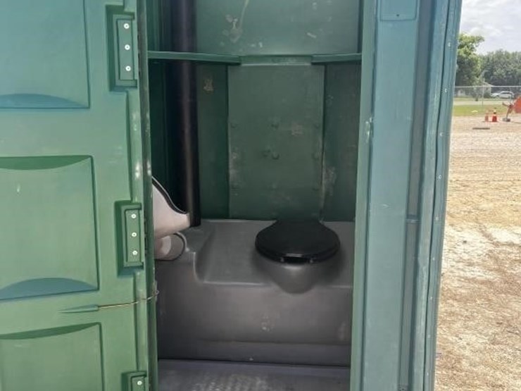 l3---port-a-potty-image-2