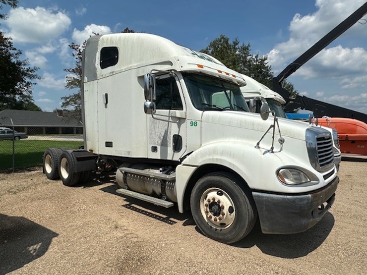 #217-•-2004-freightliner-columbia-image-2