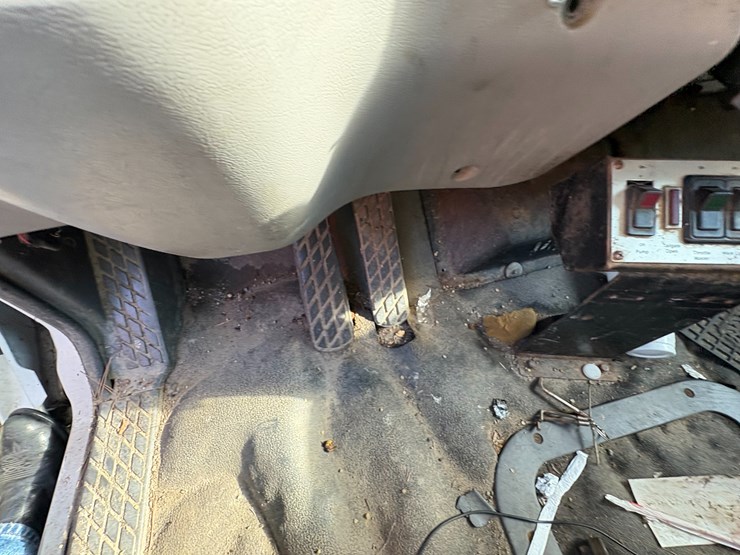 1998-ford-l8513-image-69