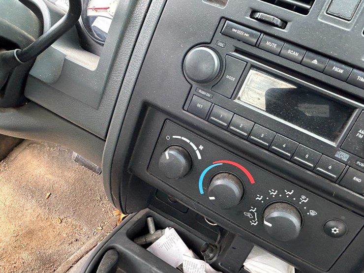 2005-dodge-dakota-image-38