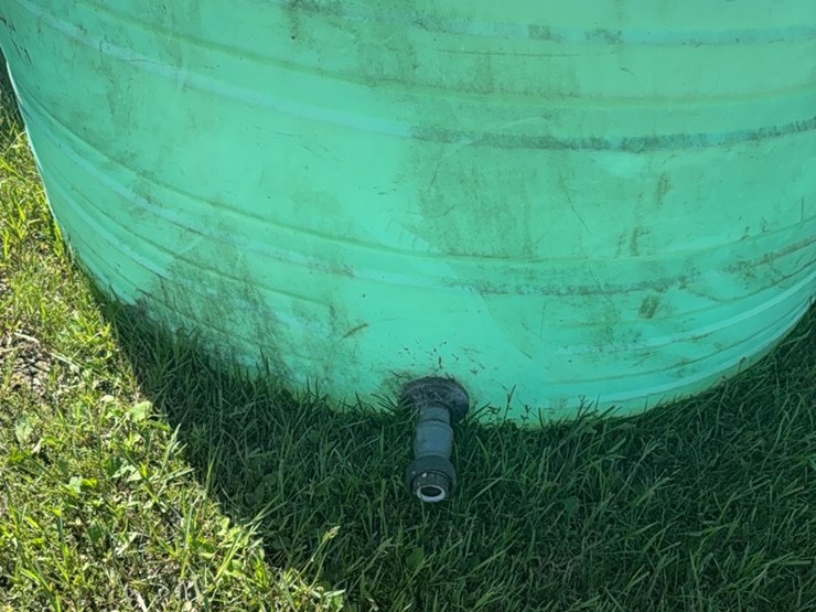 1250-gallon-poly-water-tank-image-3