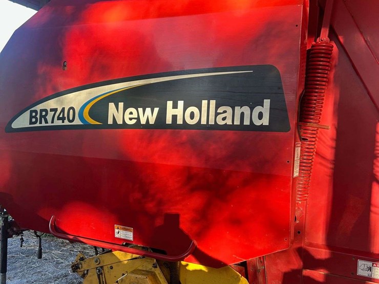 2005-new-holland-br740-image-23