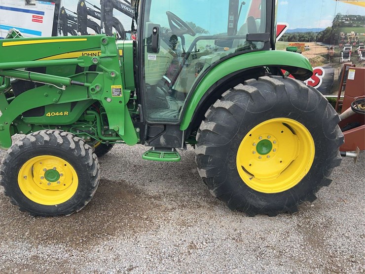 john-deere-4044r-image-5
