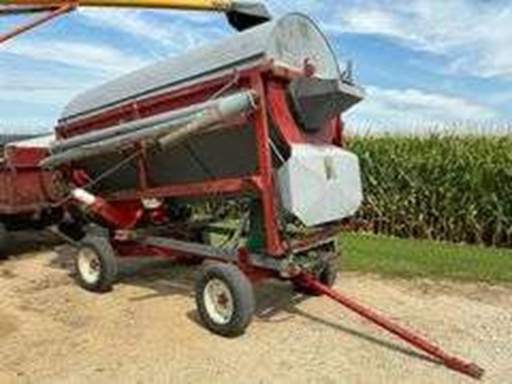 hutch-cleaner-c-3000-grain-cleaner-on-running-gear-image-2