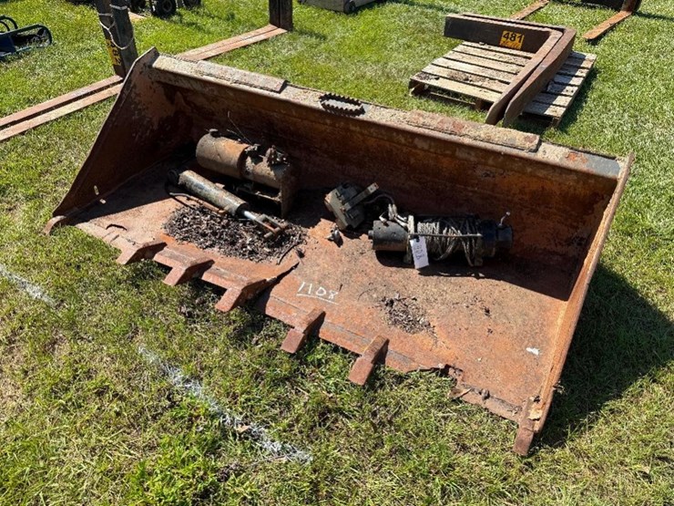 6.5'-skid-steer-bucket-w/cylinder-(2-winches)-image-1