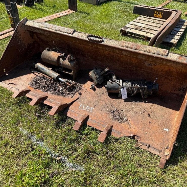 6.5' SKID STEER BUCKET W/CYLINDER (2 WINCHES)