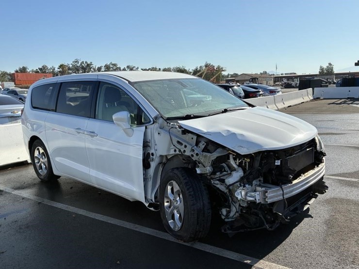 2020-chrysler-pacifica-image-3