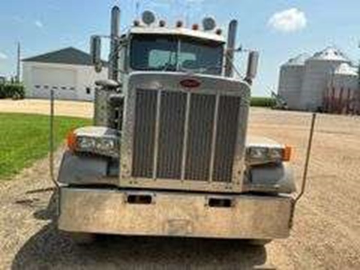 1983-peterbilt-400-semi-truck-image-5
