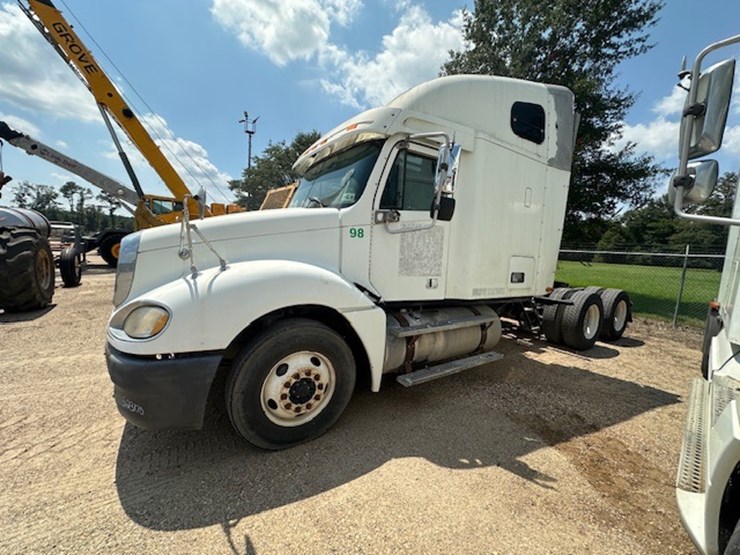 #217-•-2004-freightliner-columbia-image-7