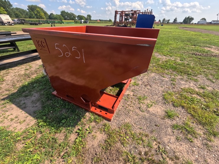 #5251-•-2-yard-self-dumping-hopper-image-1